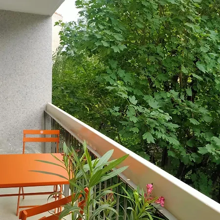 Cosy Overlooking A Area Paris
